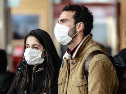 coronavirus: The rules of wearing a face mask in New York | coronavirus: तोंडाला मास्क लावण्याच्या नियमाची न्यूयॉर्कमध्ये ऐशीतैशी, प्रत्येक जण काढतो सोयीचा अर्थ