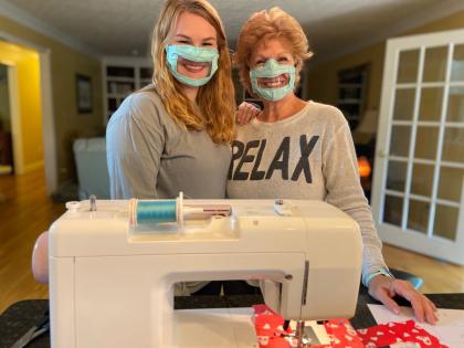 coronavirus: She made a special transparent mask for the deaf | coronavirus : तिने  बनवले  कर्णबधिरांसाठी खास  पारदर्शक  मास्क 