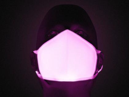 face mask which glows in the dark when it detects covid developed by scientists | CoronaVirus News: मस्तच! आता कोरोनाच्या संपर्कात येताच तुमचा मास्क चमकणार; तंत्रज्ञानाचा नवा आविष्कार