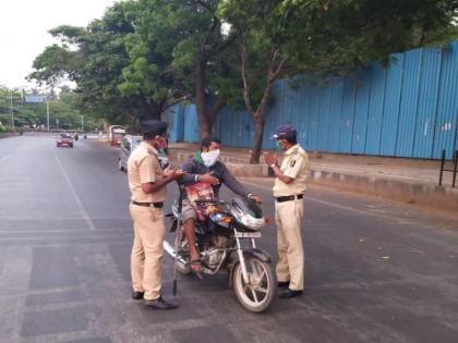 ..... yes put in jail; Police in 'confuse' over two-wheeler sanctity | .....हवं तर जेलमध्ये टाका; पुण्यातील दुचाकीस्वाराच्या 'या' पवित्र्यामुळे पोलिसांची 'पंचाईत'