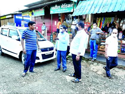 Action against those walking in the market without masks, type in Kharepatan | बाजारपेठेत विना मास्क फिरणाऱ्यांवर कारवाई, खारेपाटण येथील प्रकार