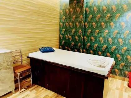 Red flag at massage parlor in Warje; Discussion about not filing a case due to doctor-client, what is the real reason? | वारजेतील मसाज पार्लरवरील रेड फेल; डॉक्टर ग्राहकमुळे गुन्हा दाखल ना झाल्याची चर्चा, नेमकं कारण काय? Red flag at massage parlor in Warje; Discussion about not filing a case due to doctor-client, what is the real reason? | वारजेतील मसाज पार्लरवरील रेड फेल; डॉक्टर ग्राहकमुळे गुन्हा दाखल ना झाल्याची चर्चा, नेमकं कारण काय?