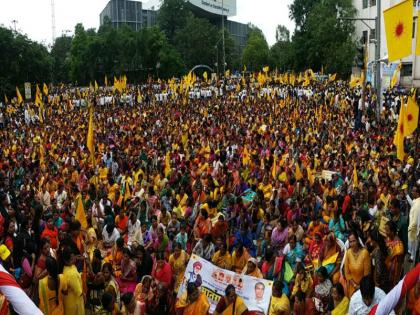 Matang Samaj candle march for injustice | पुण्यात मातंग समाजाचा विराट मूकमोर्चा !