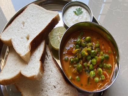 In a green yellow soup add peas with a slice of bread and pair with crispy round bhaji | Tasty Katta: हिरव्या-पिवळ्या रश्शात ब्रेडच्या स्लाइससोबत मटार उसळ अन् जोडीला चटकदार गोल भजी