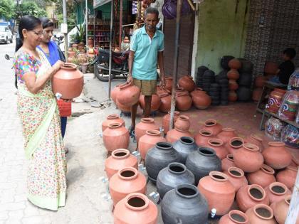 Raigad: As the temperature rises in summer, there is a demand for mathas again | Raigad: उन्हाचा पारा वाढल्याने पुन्हा माठांना मागणी