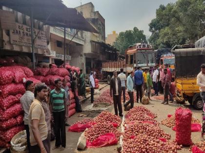  Mathadi workers have called a strike on February 1, 2023 and the APMC market will remain closed on Wednesday  | माथाडींच्या संपाने भाजीपाला वधारला; हॉटेल व्यावसायिकांकडून मागणी वाढली, बुधवारी APMC बंद