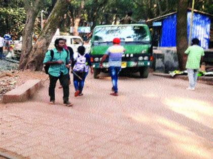 Despite the ban in Matheran, the movement of the vehicles | माथेरानमध्ये बंदी असूनही वाहनांची वर्दळ