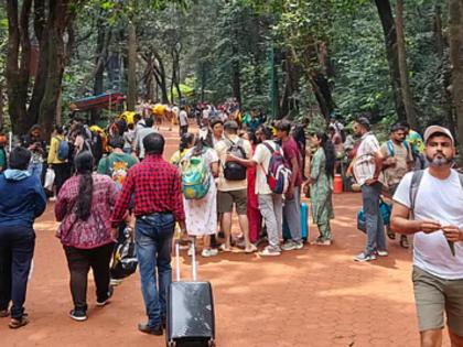 Tourists clash in Matheran in police-taxi driver dispute; Drivers call for strike during rush hour | पोलिस-टॅक्सीचालक वादात माथेरानमध्ये पर्यटक भरडले; गर्दीच्या वेळेत चालकांनी पुकारला संप