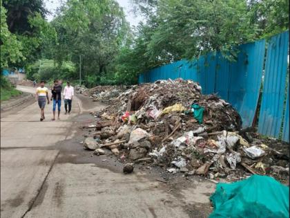 Mira Road: Due to negligence of police and municipality, Bharni mafia is rampant, many are dumping debris on the road - soil | Mira Road: पोलीस आणि पालिकेच्या दुर्लक्षामुळे भरणी माफिया मुजोर, भर रस्त्यातच टाकत आहेत डेब्रिस - माती