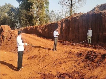 Action on vehicles transporting illegal soil | अवैध माती वाहतूक करणाऱ्या वाहनांवर कारवाई, माती सम्राटांचे धाबे दणाणले 