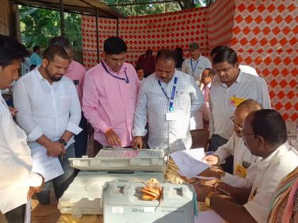 वडगाव : पहिल्या मत पेटीचे पूजन करून मतदान मोजनीला सुरवात वडगाव : पहिल्या मत पेटीचे पूजन करून मतदान मोजनीला सुरवात