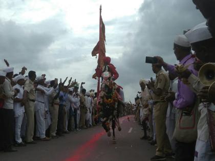 and horse run away for mauli devotee | अन् अश्व दौडला माऊलींच्या दर्शना.. 