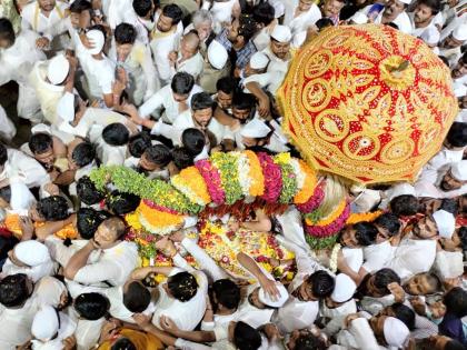 the glorious departure of mauli dnyaneshwar maharaj palkhi from alankapuri to pandharpur | आषाढी पायीवारी: जाईन गे माये तया पंढरपुरा! भेटेन माहेर आपुलिया!! अलंकापुरीतून माऊलींच्या पालखीचे वैभवी प्रस्थान