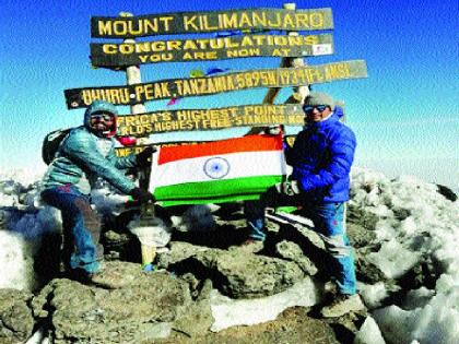 Mount Kilimanjaro Mountains in Africa | आफ्रिकेतील माउंट किलीमांजारो पर्वतावर फडकले ७२ तिरंग्यांचे तोरण