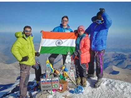 Solapur climbers hit the tricolor on Mount Elbrus | सोलापूरच्या गिर्यारोहकांनी माउंट एल्ब्रूसवर फडकविला तिरंगा