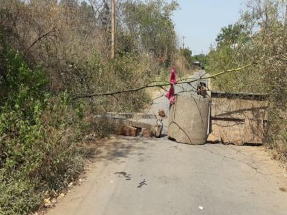 No entry for guests in the villages to prevent Corona; Roads closed with stones and tree trunks | कोरोनाचा टाळण्यासाठी गावांमध्ये पाहुण्यांना नो एंट्री ; दगड व झाडांच्या फांद्या टाकून रस्ते बंद 