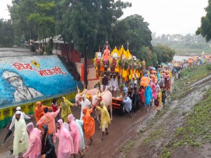 On the return journey Sant Dnyaneshwar Maharaj entered Pune district from Satara in a palanquin ceremony | माउलींचा सोहळा पाऊससरी झेलत सातारा जिल्ह्यातून पुण्याकडे मार्गस्थ, परतीच्या प्रवासातही माउलींच्या पादुकांना नीरा नदीत स्नान On the return journey Sant Dnyaneshwar Maharaj entered Pune district from Satara in a palanquin ceremony | माउलींचा सोहळा पाऊससरी झेलत सातारा जिल्ह्यातून पुण्याकडे मार्गस्थ, परतीच्या प्रवासातही माउलींच्या पादुकांना नीरा नदीत स्नान
