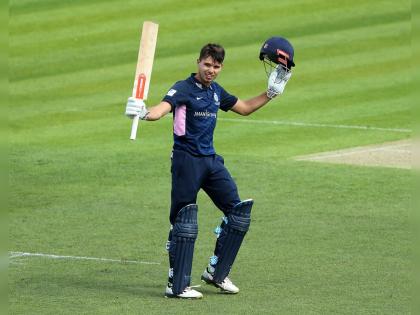 22 year old Max Holden smashed first hundred of the T20 Blast 2020 | धो डाला; ट्वेंटी-20त इंग्लंडच्या 22 वर्षीय फलंदाजाचं खणखणीत शतक!