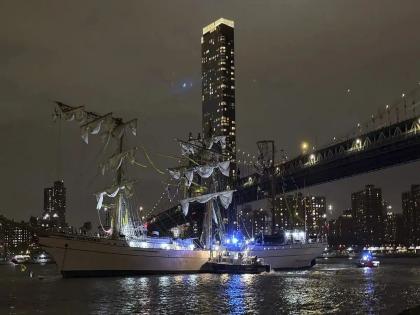 Mexican Navy ship carrying 277 passengers crashes into New York's Brooklyn Bridge | २७७ प्रवाशांना घेऊन जाणारे मॅक्सिकन नौदलाचे जहाज न्यूयॉर्कच्या ब्रुकलिन ब्रीजला धडकले Mexican Navy ship carrying 277 passengers crashes into New York's Brooklyn Bridge | २७७ प्रवाशांना घेऊन जाणारे मॅक्सिकन नौदलाचे जहाज न्यूयॉर्कच्या ब्रुकलिन ब्रीजला धडकले