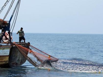 The missing fishing boat was finally found | बेपत्ता झालेली मच्छीमार बोट अखेर सापडली