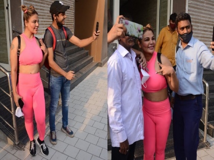 Rakhi Sawant giving some selfie with fan's at gym in Mumbai | Video : हे फक्त राखी सावंतच करू शकते! लोकांना बोलावून बोलावून भागवली सेल्फीची हौस