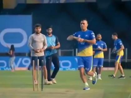 IPL 2019: Shocking ... MS Dhoni used to practice leg spin at Wankhede, watch this video | IPL 2019 : Shocking... वानखेडेवर धोनीने केला लेग स्पिनचा सराव, पाहा हा व्हिडीओ