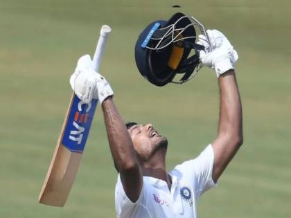 Mayank Agarwal scored 249 in 429 balls with 28 fours and 6 sixes in the Semis of Ranji Trophy for playing with Karnataka against saurashtra | Ranji Trophy: मयंक अग्रवालचा सुपर शो! ठोकले द्विशतक; चौकार आणि षटकारांसह कुटल्या 142 धावा