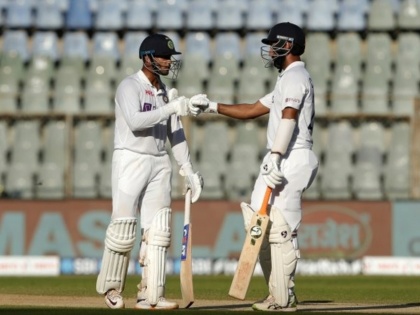 IND vs NZ, 2nd Test Live Update: Stumps Day 2: Bad light forces early stumps in Mumbai again, India lead New Zealand by 332 runs | IND vs NZ, 2nd Test Live Update : १६ विकेट्सनं गाजला मुंबई कसोटीचा दुसरा दिवस; एजाझ पटेलच्या विक्रमानंतरही भारतीय संघाचे सामन्यावर वर्चस्व