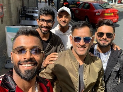 ICC World Cup 2019 : Mayank Agarwal touch down at London, Team India welcome new partner | ICC World Cup 2019 : नव्या भिडूच्या आगमनानं लोकेश राहुलचा आनंद गगनात मावेना, कारण...