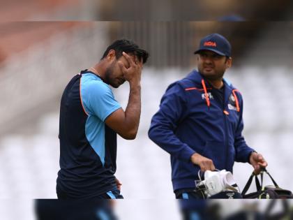 India vs England : Mayank Agarwal ruled out of the first Test against England after getting hit on the head in the nets | India vs England : टीम इंडियाला आणखी एक धक्का, सरावात सलामीवीराच्या हेल्मेटवर चेंडू आदळला अन् त्याला घ्यावी लागली माघार!