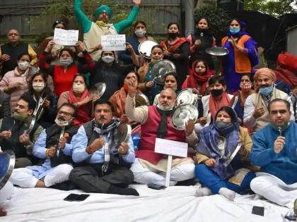 Mayors launch indefinite hunger strike in front of Delhi CM’s residence | केजरीवालांच्या घरासमोर तीन महापौरांचे उपोषण