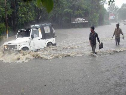 Bhopal Mayor Alok Sharma sits in the middle of a water logged street | ...अन् महापौर तुंबलेल्या पाण्यात खुर्ची टाकून बसले