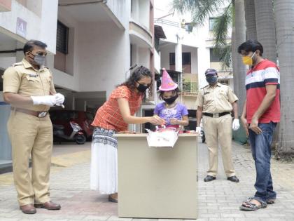 Taking time out from busy sheduleand attend the five-year-old Myra's birthday by the police ... | वेळात वेळ काढून चिमुकल्या मायराच्या वाढदिवसाला जेव्हा पोलीस हजेरी लावतात...