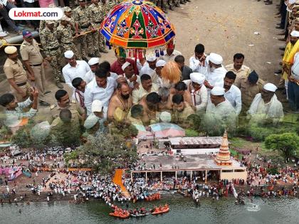 The name 'Gyanba-Tukaram' is chanted, the feet of the saint are bathed in the holy shrine of the Nira river amidst the sound of the Tal Mridangam | नीरा नदी काठी माऊलींचे आनंदाचे डोही आनंद तरंग, माऊलीच्या जयघोषात पालखीचा सातारा जिल्ह्यात प्रवेश The name 'Gyanba-Tukaram' is chanted, the feet of the saint are bathed in the holy shrine of the Nira river amidst the sound of the Tal Mridangam | नीरा नदी काठी माऊलींचे आनंदाचे डोही आनंद तरंग, माऊलीच्या जयघोषात पालखीचा सातारा जिल्ह्यात प्रवेश