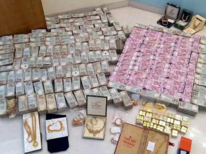 आरशामागे 'सीक्रेट' रुम, कोट्यवधी रोकड अन् भरपूर सोनं; IT अधिकारी पैसे मोजून थकले आरशामागे 'सीक्रेट' रुम, कोट्यवधी रोकड अन् भरपूर सोनं; IT अधिकारी पैसे मोजून थकले