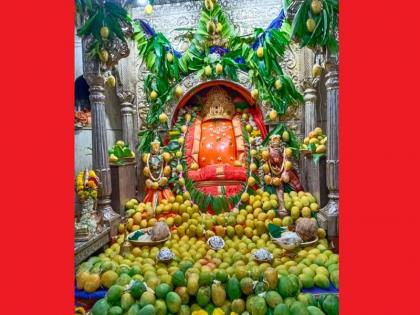 beautiful decoration of mango fruits at mayureshwar morgaon | मोरगावच्या मयुरेश्वरास आंब्यांच्या फळांची सुंदर सजावट