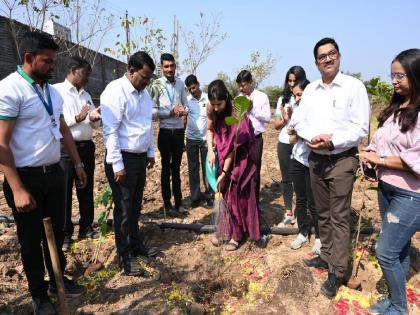 Plantation of trees by miyawaki method in barve solid waste project on the occasion of world wetland day | जागतिक पाणथळ भूमी दिनानिमित्त बारावे घनकचरा प्रकल्पात मियावाकी पध्दतीने वृक्षारोपण