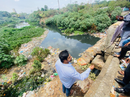 shiv sena leader mahesh gaikwad raised question againest muncipal corporation about drainage cleaning in kalyan | कल्याण पूर्वेतील नालेसफाईची पोलखोल; शिवसेना शहर प्रमुखाने अधिकाऱ्याला धरले धारेवर