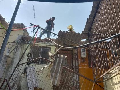  At Mumbra, the slab of the gallery of a building dating back 20 to 25 years collapsed  | मुंब्रा येथे गॅलरीचा स्लॅब कोसळला, शंभर वर्षीय आजीबाईंची सुखरूप सुटका 