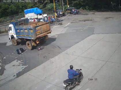 Bike rider hit by dumper in Ambernath, incident caught on CCTV; Watch the VIDEO | VIDEO : अंबरनाथमध्ये दुचाकीस्वाराला डंपरने उडवलं, घटना सीसीटीव्हीत कैद