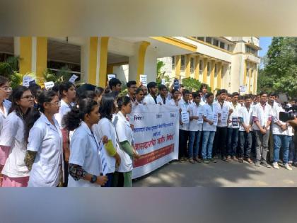 Protest in front of Mayo Medical Hospital by senior doctors, UG, residents, interns doctors and nurses amid nanded hospital incidence | देव म्हणून नाही, माणूस म्हणून वागणूक द्या; नांदेडच्या घटनेचा निषेध