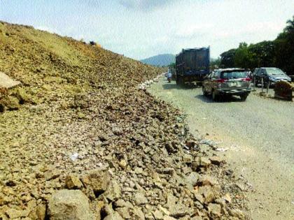 Mounting hills on Mumbai-Goa highway | मुंबई-गोवा महामार्गावर माती भरावाचे डोंगर