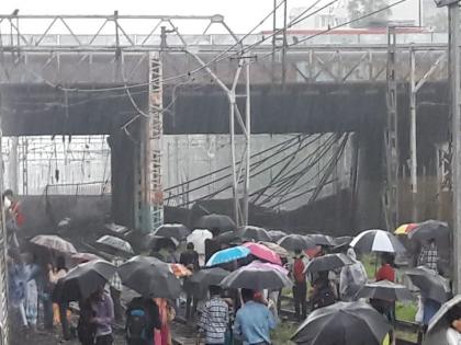 See 'this' dangerous bridge in Mumbai! | आता तरी डोळे उघडा; 'हे' पाहा मुंबईतील धोकादायक पूल!