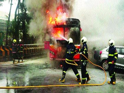 Once again, Best's bus fires near Matunga | माटुंगाजवळ पुन्हा एकदा बेस्टची बस पेटली