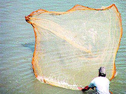 Storm stops fishermen from going to sea | वादळामुळे मच्छीमारांना समुद्रात जाण्यास बंदी