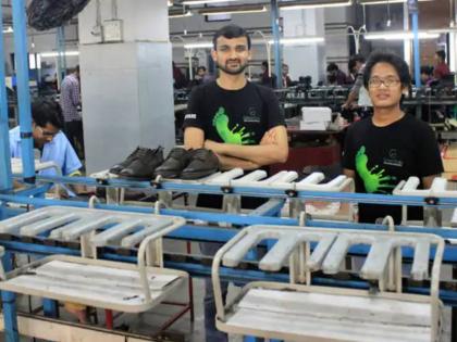 Shriyans Of Rajasthan Created A Business Of Rs 3 Crore From Old Shoes Gave Jobs To 50 People Donated More Than 4 Lakh Slippers | जुनं ते सोनं! जुन्या चपला आणि बुटांपासून दोन तरुणांनी उभारला ३ कोटींचा व्यवसाय; ५० जणांना दिली नोकरी