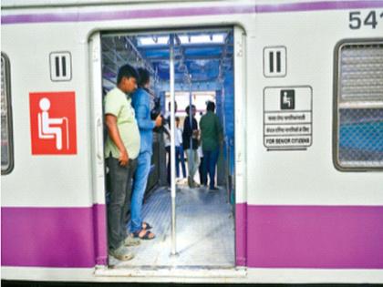 Where is the administration? Anyone can enter the seniors' compartment! | प्रशासन आहे कुठे? कोणीही ज्येष्ठांच्या डब्यात घुसतो ! Where is the administration? Anyone can enter the seniors' compartment! | प्रशासन आहे कुठे? कोणीही ज्येष्ठांच्या डब्यात घुसतो !