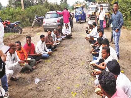 The villagers had lunch sitting in the pit for the repair of Jintur to Yeldari road | जिंतूर ते येलदरी रस्त्याच्या दुरुस्तीसाठी ग्रामस्थांनी खड्ड्यात बसून केले जेवण