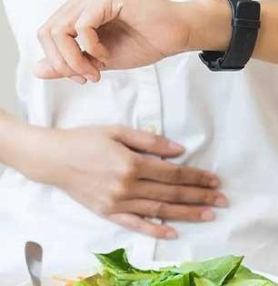 रोज जेवणाची वेळ न पाळल्यास कायमचा मागे लागतो ‘हा’ त्रास, झोप उडते आणि ताकदही होते कमी