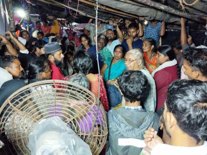 Social activist Medha Patkar visited the homeless residents of Malvani | मालवणीत बेघर झालेल्या रहिवाशांची सामाजिक कार्यकर्त्या मेधा पाटकरांनी घेतली भेट